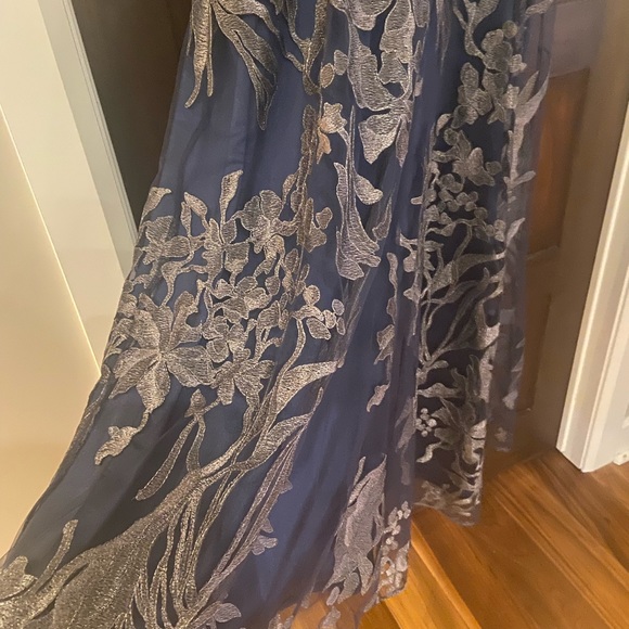 Stunning David Meister gown - Picture 3 of 3